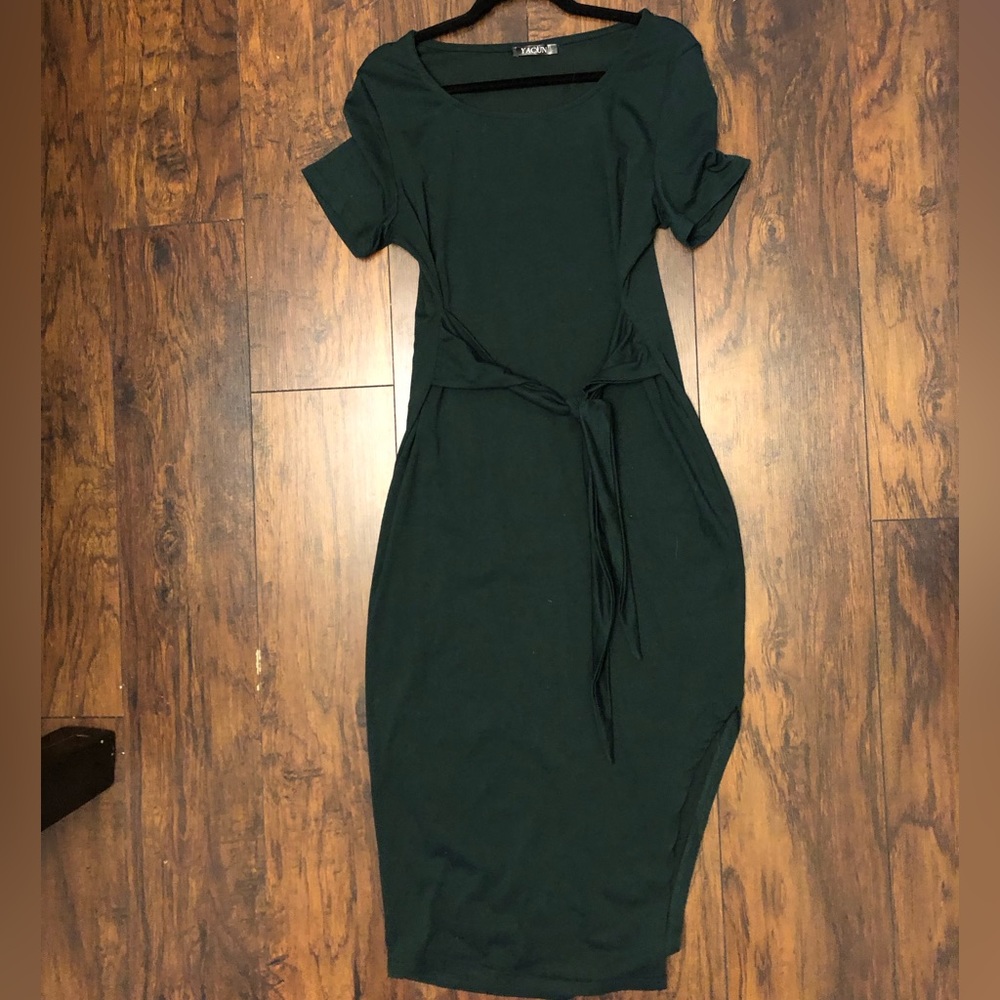 Green body con dress. Size L.